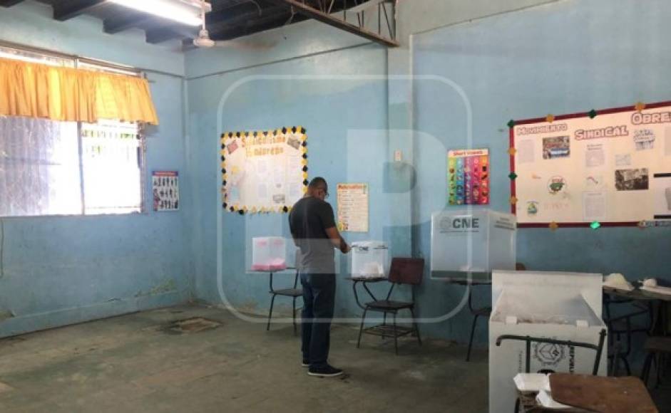 En las paredes de los centros de votación aun están las marcas de las inundaciones de noviembre pero aún así fueron abiertos para que los hondureños de ese sector pudieran votar.