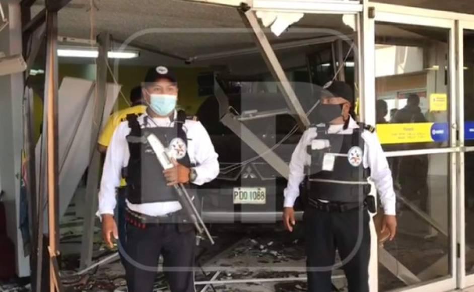 Uno de los heridos era un guardia de seguridad, mientras que otra era una clienta que salió del lugar con serias heridas en su cuerpo.