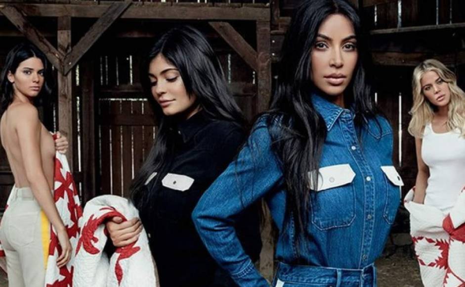 Kylie Jenner posó por primera vez junto a sus hermanas tras los rumores sobre su embarazo.<br/>En las imágenes la empresaria de 20 años aparece tratando de ocultar su vientre.