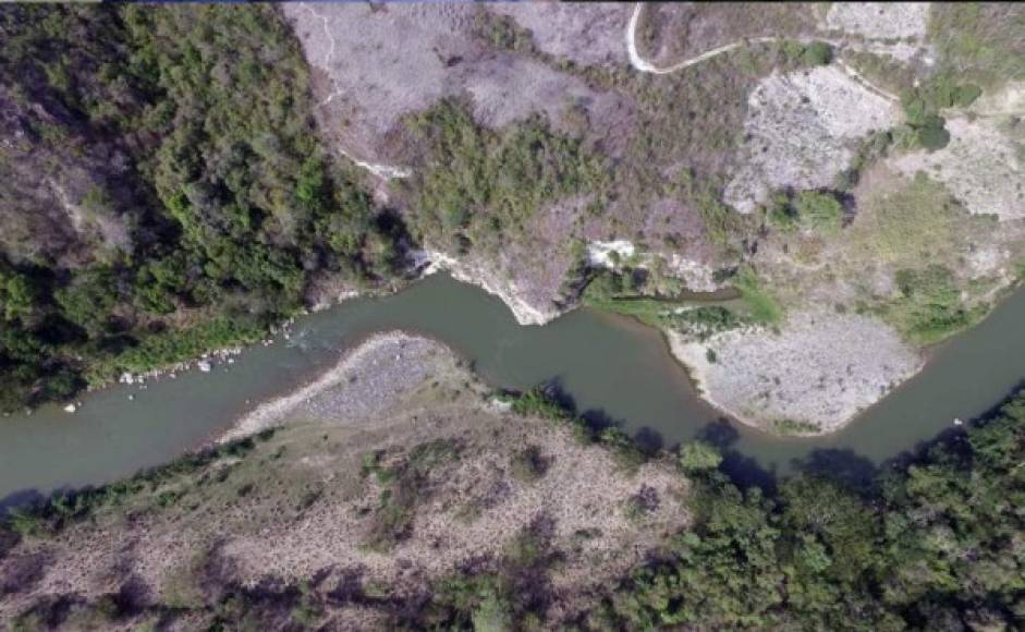 Al embalse, hasta ahora solo imaginario, se le puso su nombre debido a que se construirá cerca de la aldea llamada El Tablón.