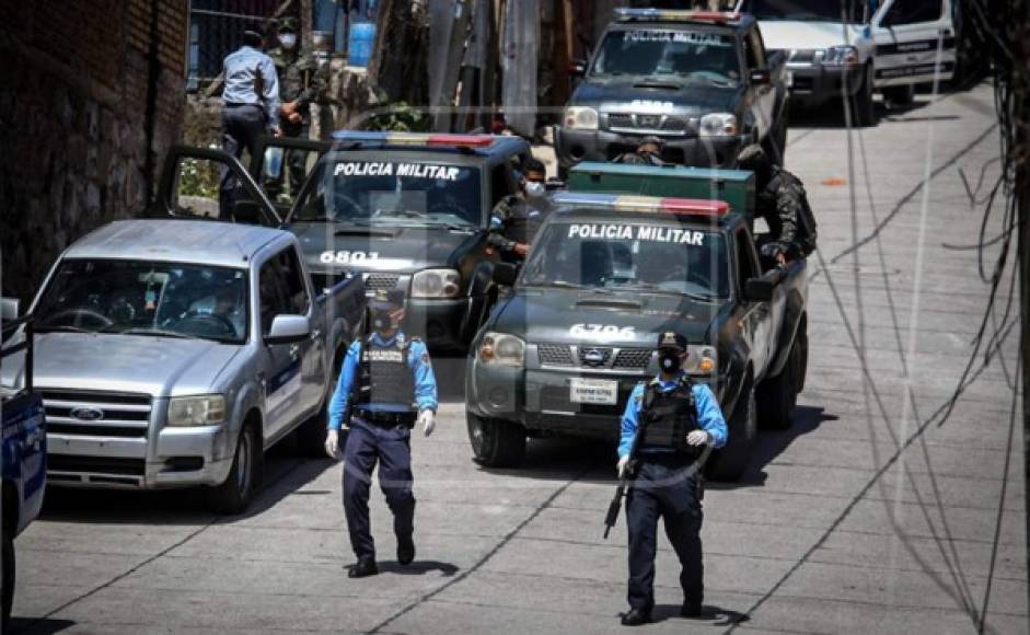 Miembros de la Policía Nacional, Militar, personal de Copeco y de Salud se movilizaron hasta la colonia Lincoln por posibles contagios de coronavirus.