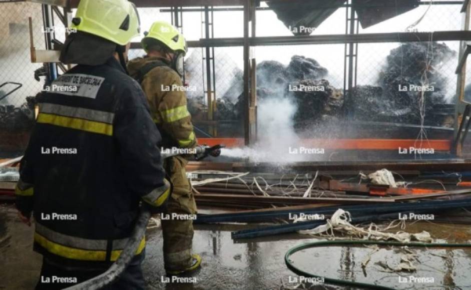 En la procesadora había muchos desechos plásticos y metalicos que intensificaron el incendio.