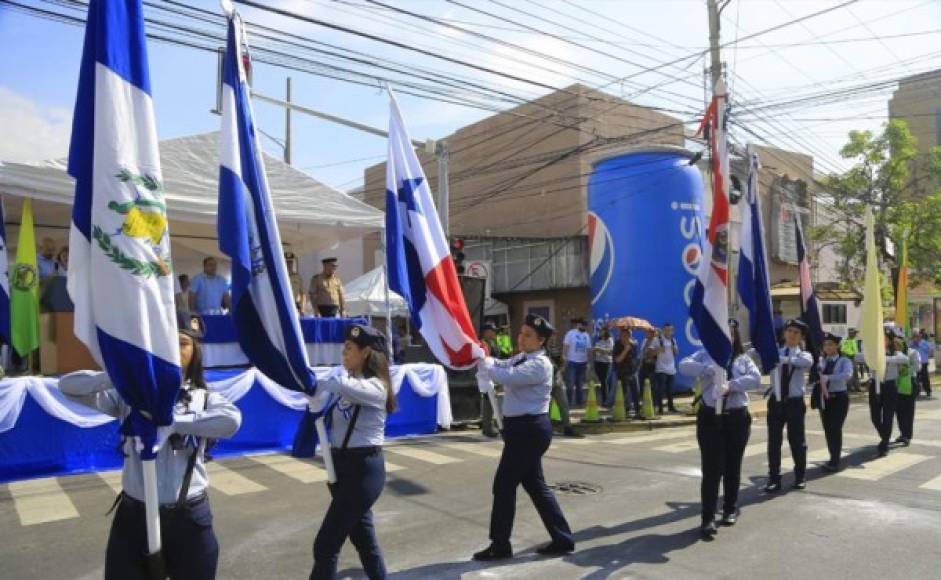 La exhibición de banderas de Honduras y demás países de Centroamérica es siempre una de las más esperadas muestras de los desfiles.