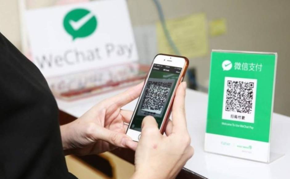 - WeChat Pay, simple como un escáner -<br/><br/>Se trata de un servicio de pago imprescindible en China, que se sustituye cada vez más a la utilización de dinero en efectivo. Este monedero electrónico está integrado en WeChat (grupo Tencent), el correo electrónico más utilizado por los chinos. Hasta en los rincones más remotos, inclusive en los mercados para pagar pequeñas sumas, los chinos pasan por WeChat Pay.<br/><br/>Las transacciones se realizan escaneando un código QR con el teléfono celular, y también es posible transferir dinero a sus contactos. WeChat cuenta con 1.200 millones de usuarios activos. Aunque, mayoritariamente china, la aplicación también está disponible en unos veinte de idiomas.