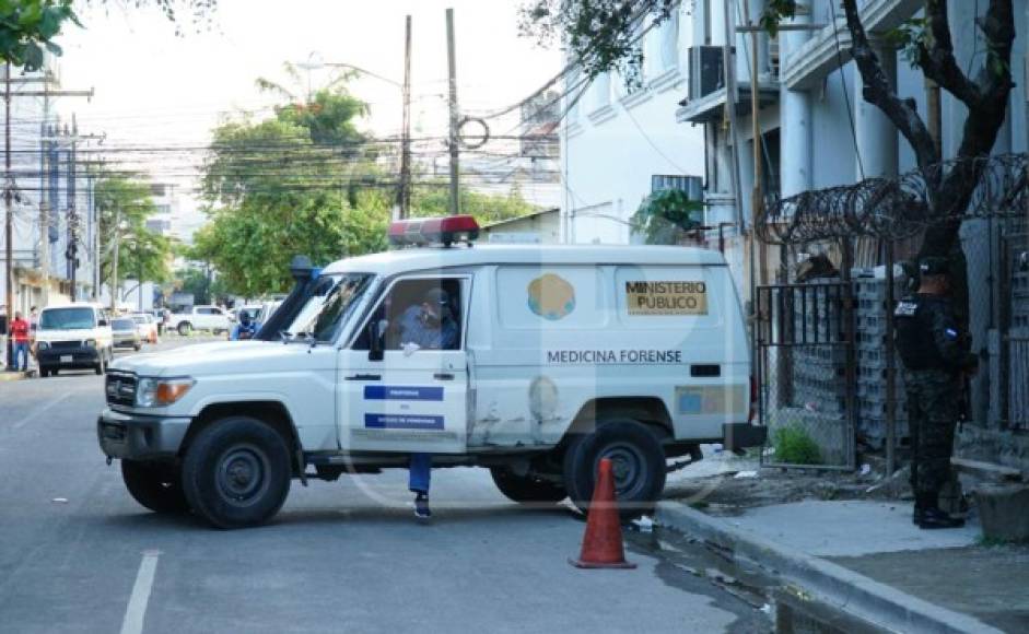 Los sicarios se bajaron de un pick up, doble cabina, color gris, y de una camioneta.