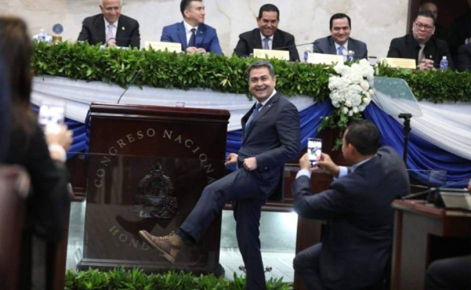 Durante su discurso, el presidente de Honduras mostró sus zapatos elaborados por mano hondureña e hizo el llamado al resto de funcionarios a apoyar a nuestros emprendedores.