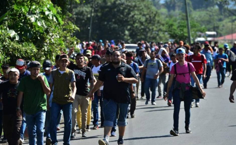 Unos 400 hombres, mujeres y niños se aglomeraron en Corinto, en la frontera de Honduras con Guatemala, unos 220 km al norte de Tegucigalpa.
