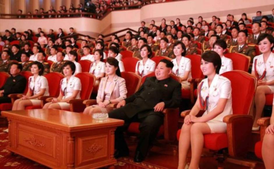 La vida personal del líder supremo de Corea del Norte ha sido uno de los secretos más celosamente guardados del país. En 2011 se convirtió en el jefe de Estado más joven del mundo tras la muerte de su padre, y un año después presentaba a su esposa en sociedad.