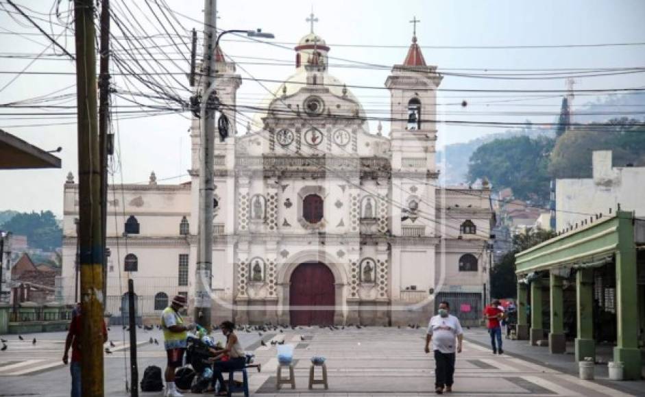 En distintos lugares de la capital hondureña se observaron vendedores ofreciendo sus productos.<br/>