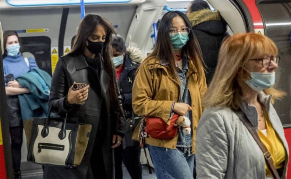 Los viajeros usan máscaras durante la hora pico de la mañana en la línea Victoria,, del metro de Londres. Foto AFP