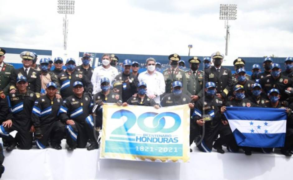 Con el show de paracaidismo se dio por terminada la celebración en el estadio Nacional.