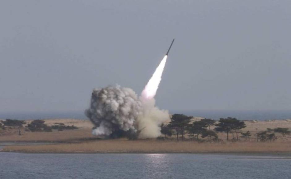 Corea del Norte confirmó hoy el lanzamiento la víspera de un misil balístico que cayó en el Mar de Japón y que fue un ensayo de 'un nuevo sistema de ultra precisión', según recogió la agencia estatal KCNA.