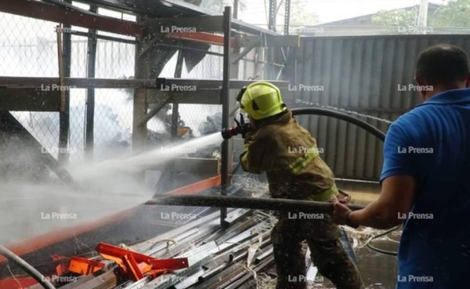 Vecinos de la colonia Prieto se mostraron preocupados por la forma en que avanzaba el fuego y temían que alcanzara sus viviendas.