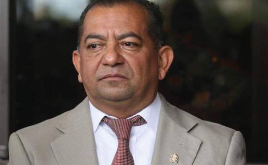 Julio César Barahona<br/>Exmiembro propietario del Consejo de la Judicatura y la Carrera Judicial<br/>Acusado por 67 delitos de malversación de caudales públicos.