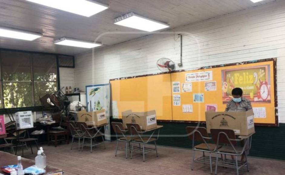 Las aulas de la escuela Gabriela Mistral de La Lima, municipio que fue grandemente afectado por las tormentas tropicales en noviembre están sucias y llenas de lodo, no se realizaron las labores de limpieza previo a las elecciones primarias. El centro de votación se encuentra en condiciones no aptas para los votantes.