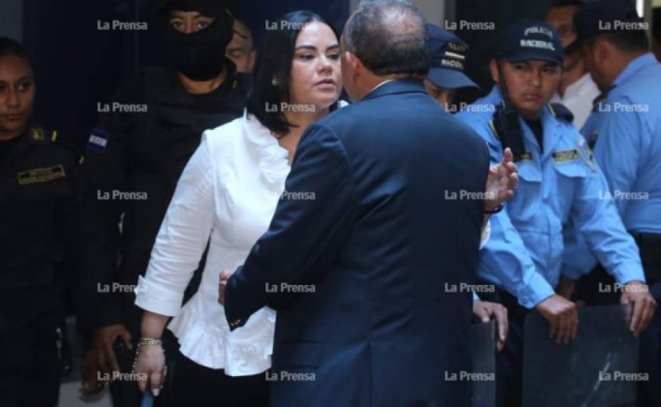 En todo momento, su esposo Pepe Lobo la acompañó durante el juicio. Su saludo de beso se volvió tradicional. 'Nunca voy a abandonarla', dijo el ex Presidente minutos antes de la lectura de sentencia.