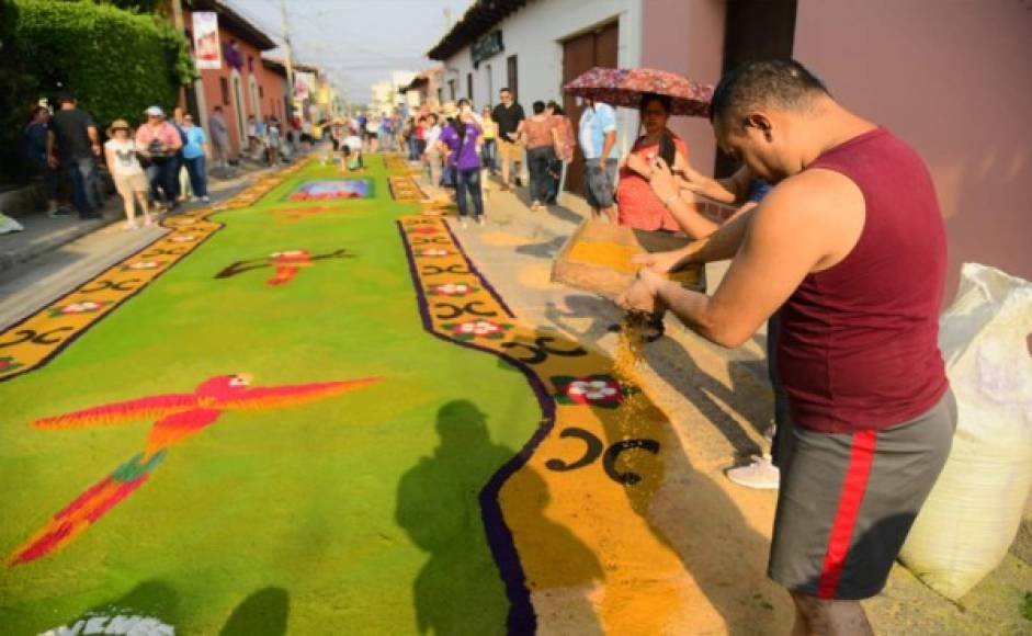 Las mejores alfombras decoran las calles de Comayagua, Honduras en Semana Santa.