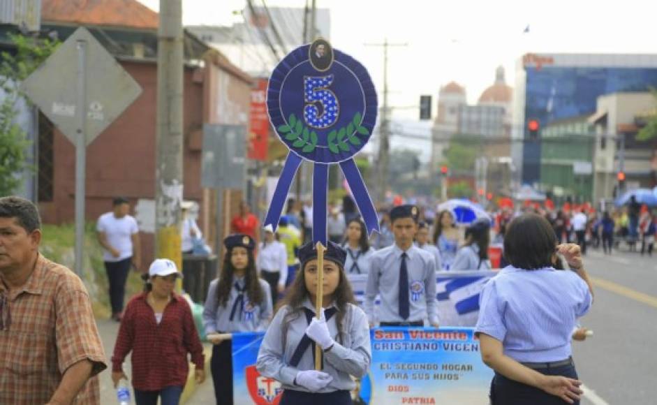 Jóvenes Instituto San Vicente de Paul también participaron del desfile.