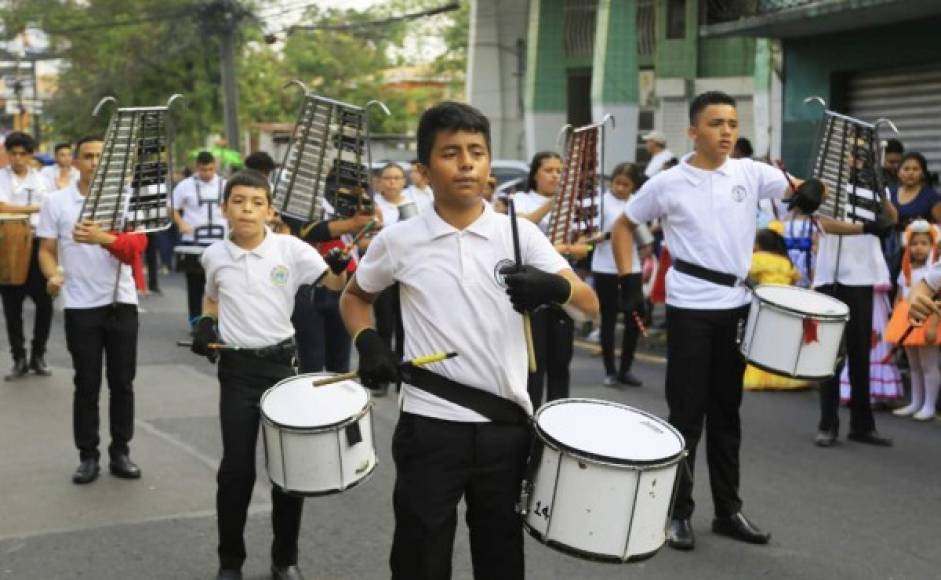 Los menores mostraron su talento en las bandas de guerra este sábado en San Pedro Sula.