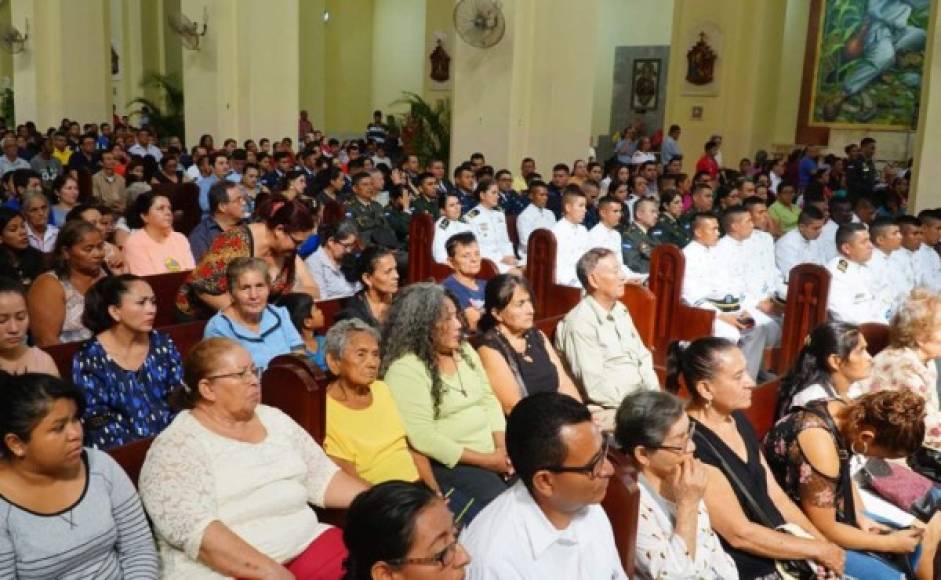 La catedral de San Pedro Apóstol lució abarrotada por miles de feligreses que rindieron tributo a la Virgen.