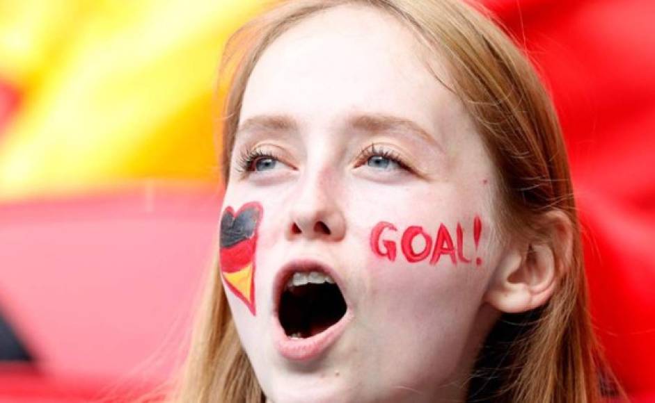 Se dibujo el corazón de su selección en el rostro y se marchó llorando. Foto EFE