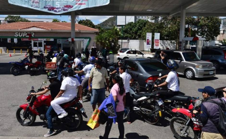 En las gasolineras capitalinas también se han presentado multitudes que buscan abastecer sus medios de transporte. Aquí decenas de motociclistas haciendo filas.