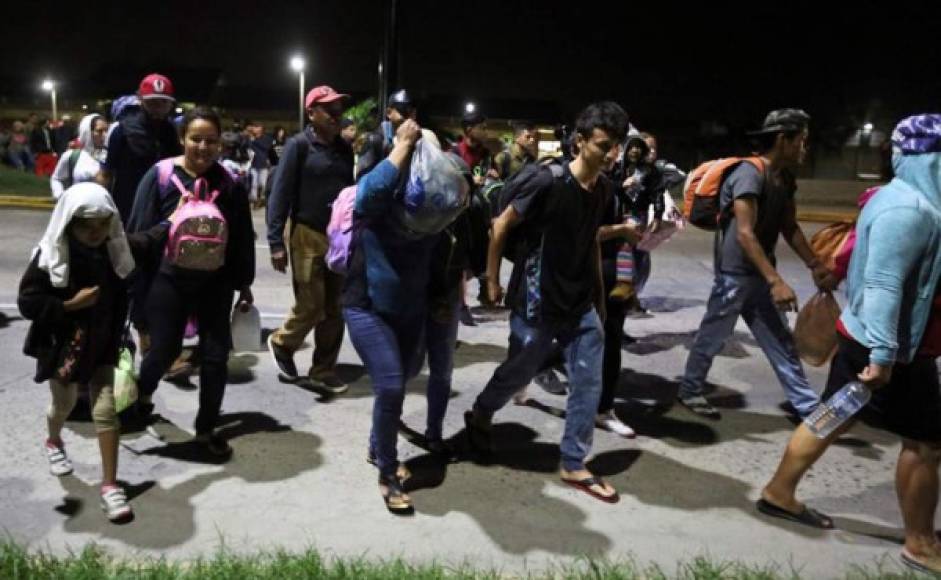 Después de algunos acalorados debates con el exdiputado Bartolo Fuentes, del partido Libertad y Refundación (Libre), cuyo coordinador general es el expresidente hondureño Manuel Zelaya, un grupo de alrededor de 200 migrantes decidió anoche irse hasta Corinto, en el departamento caribeño de Cortés.