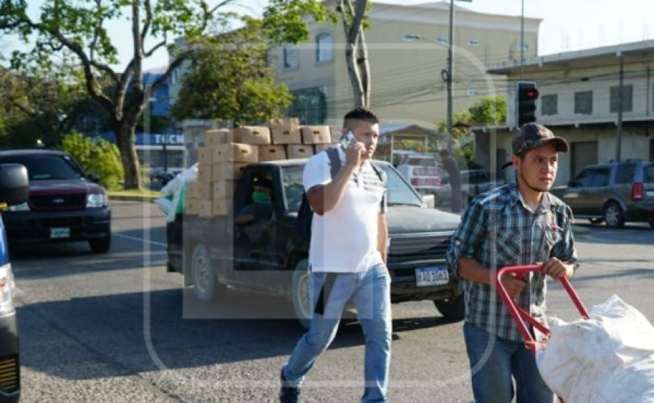 "Muchos de los locatarios trasladaron a pie los productores de sus negocios en los mercados como el Medina Concepción y el Rápido."