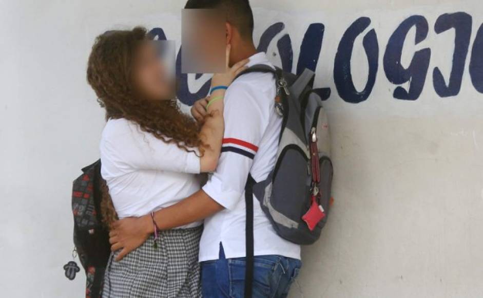 Lo que para muchos es libertinaje, para los jóvenes es normal expresar su amor en la vía pública.