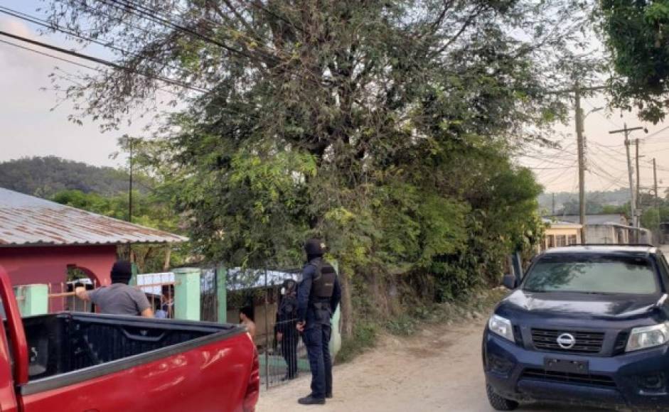 En aldea Trinchera, colonia Armando Gale y sector López Arellano en Choloma, Cortés, se ejecutaron allanamientos en busca de armas, drogas y personas con orden de captura.