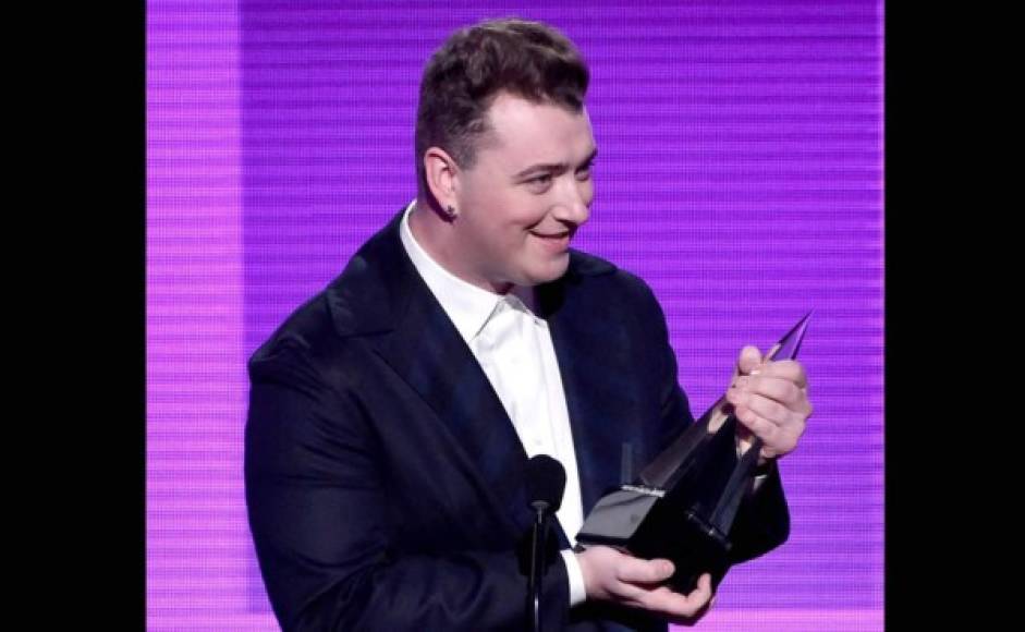 El cante británico Sam Smith recibe un premio en los American Music Awards 2014.