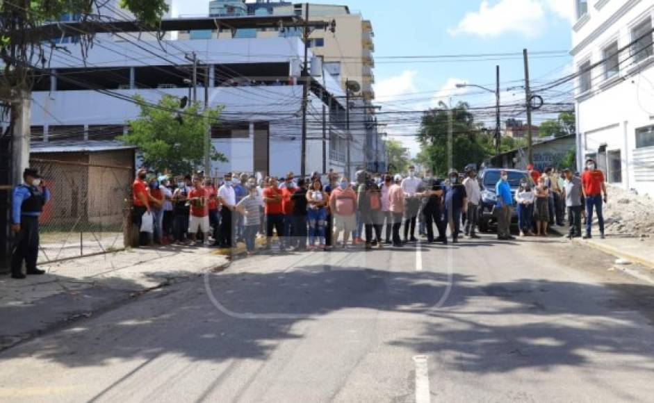 La masacre tuvo lugar en pleno centro de San Pedro Sula, por lo que inmediatamente la cuadra se llenó de personas curiosas.
