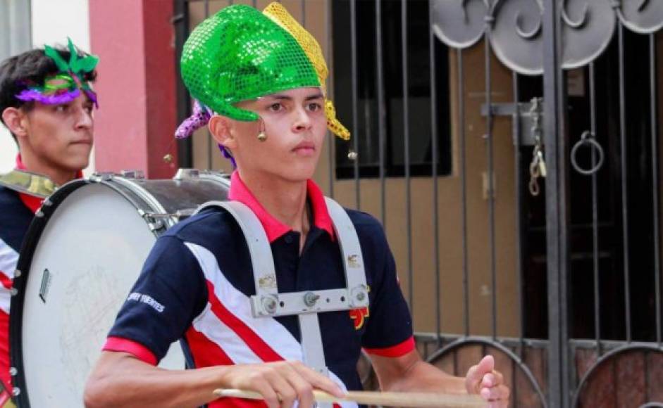 Los estudiantes del Instituto Dr Jesús Núñez Chinchilla también disfrutaron el desfile.