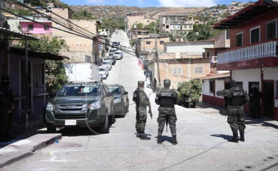 Las autoridades llegaron a la colonia y la intervinieron en su totalidad para que nadie entrara ni saliera.