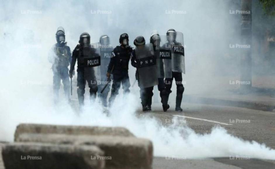 La policía lanzó gases lacrimógenos a los protestantes.