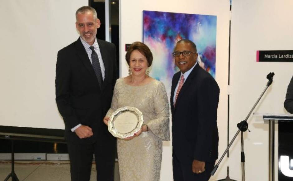 Eric Turner, la homenajeada Rosario Elena Córdova y Brian Nichels.