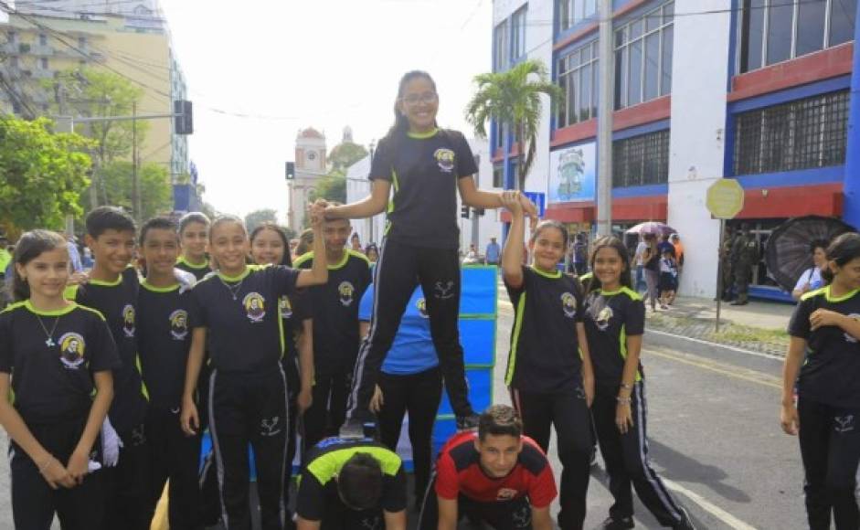 El equipo de la gimnasia rítmica de San Vicente de Paúl posó para las fotografías.