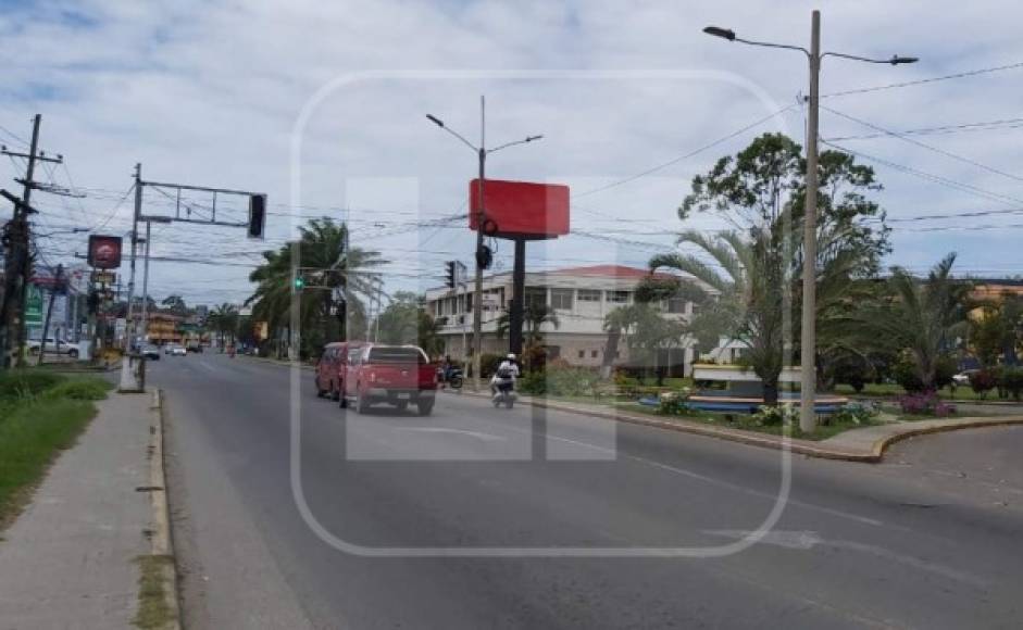 Los ciudadanos ceibeños salieron a las calles para abastecerse de alimentos en los pocos negocios que abrieron sus puertas, contraviniendo la ordenza del toque de queda que implementó el gobierno de la República.