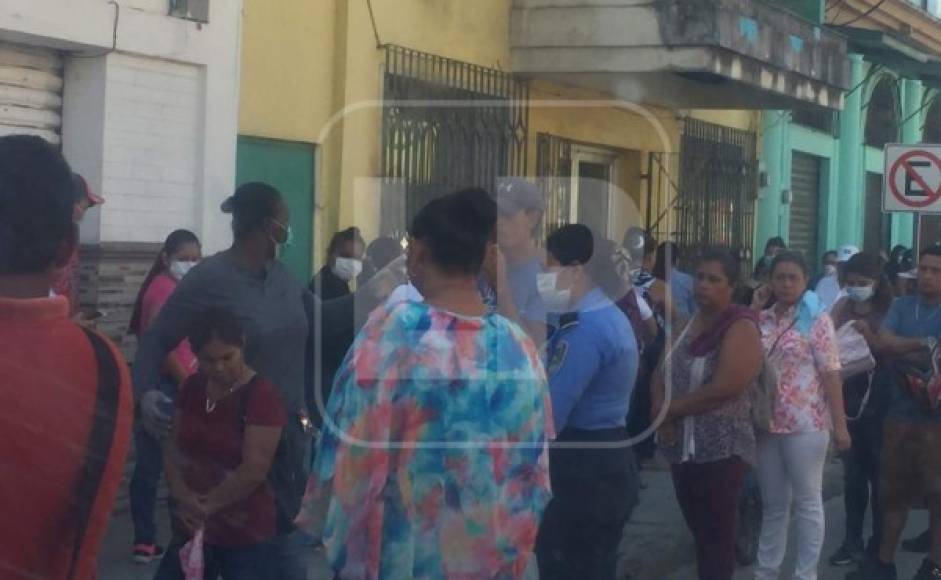 En la ciudad de Tela las personas también abarrotaron los establecimientos bancarios.