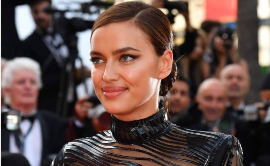 La supermodelo Irina Shayk reapareció ante el público en la alfombra roja de la 70º edición del Festival de Cannes, tras dos meses de licencia por el nacimiento de su primer hijo, fruto de su relación con el actor Bradley Cooper. <br/>