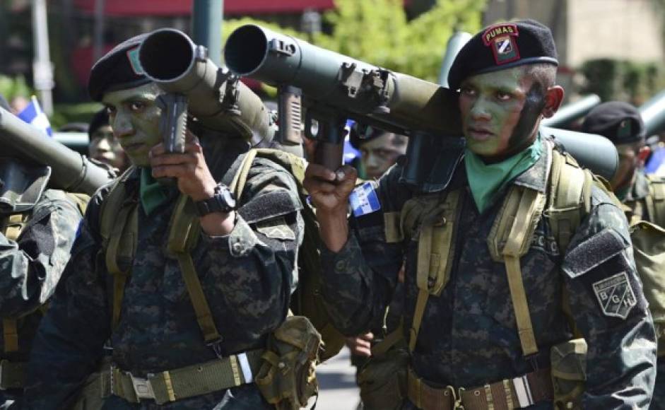 Para finalizar el evento, desfilaron unidades de artillería y de infantería, carros bomberos y soldados de caballería con sus respectivos caballos pura sangre.