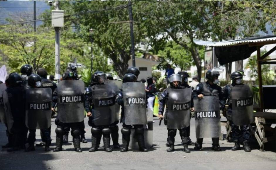 Fue a las 10:00 que comenzó el desalojo, los agentes municipales quitaron bases de madera, tubos y carpas.