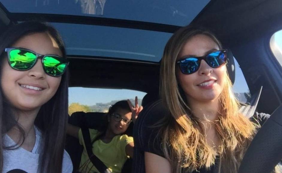 La esposa de Claudio Bravo compartió una foto con sus hijas rumbo al parque de diversiones.