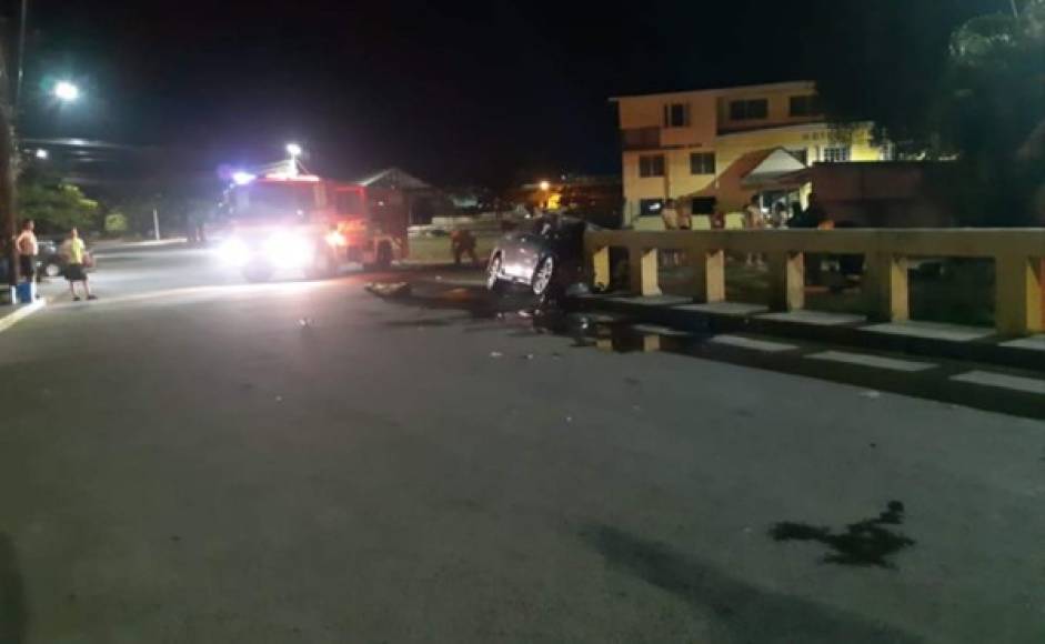 El vehículo, que era conducido por Ely Tróchez, quedó a uno de los costados del puente.