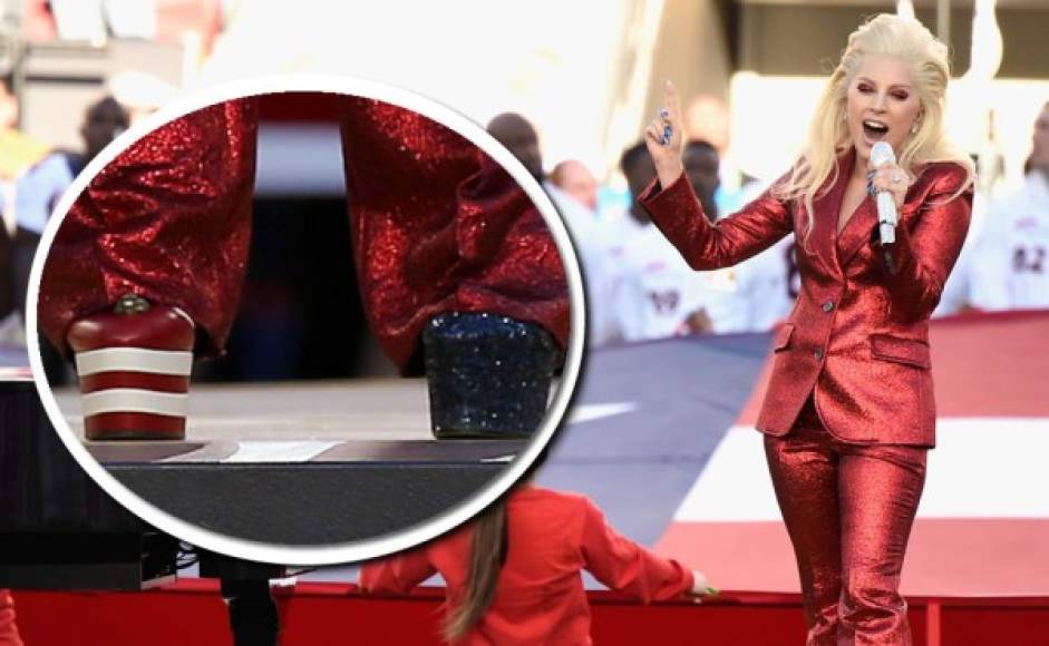 Lady Gaga vistió un traje rojo con dos colores de zapatos distintos. Uno completamente negro y el otro rojo y blanco.