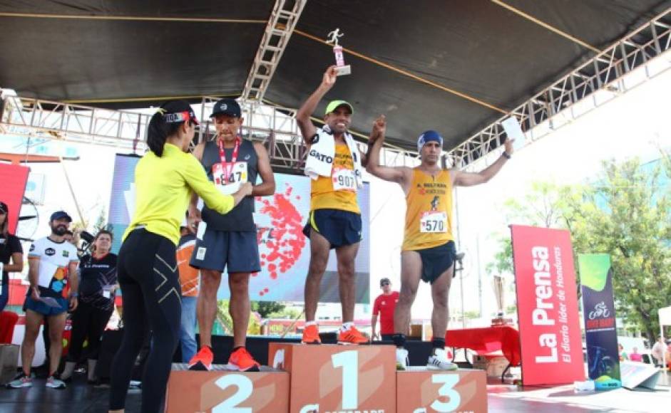 El atleta Gustavo Romero posa luego de cruzar la meta y quedarse con el primer lugar en categoría máster masculino de 21 kilómetros.