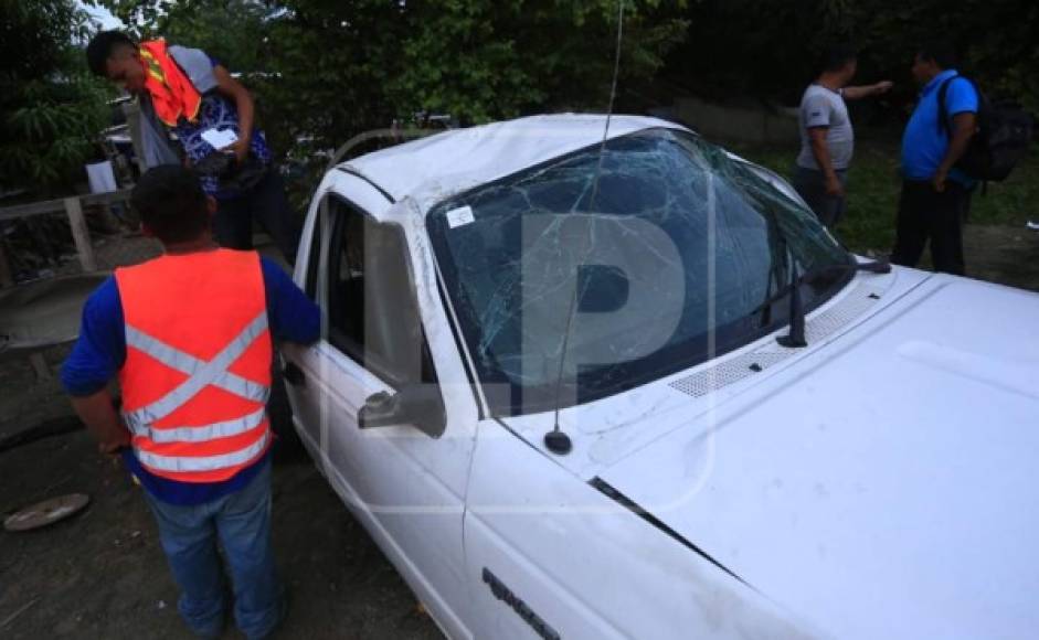 El carro de una empresa de cable recibió el impacto del bus Citul; el pick up blanco quedó a la orilla de la carretera.