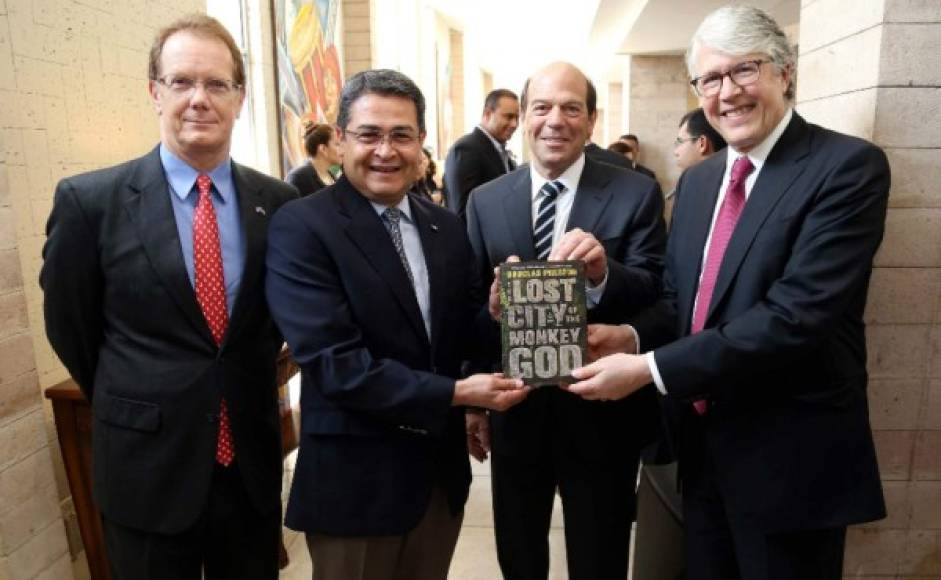 James Nealon, Juan Orlando Hernández, Steve Elkins y Douglas Preston.