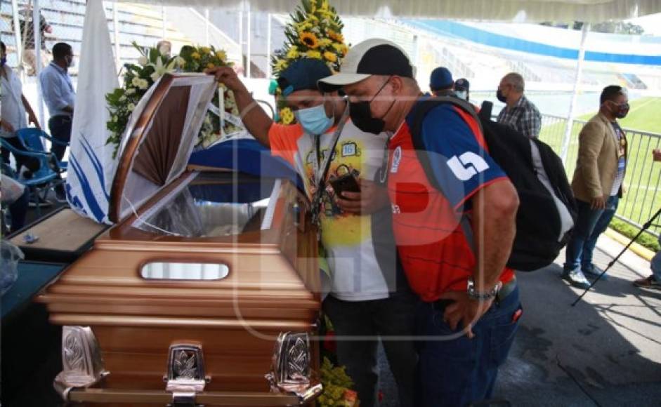 Aficionados no pudieron evitar no asistir al velorio del querido 'Chelato' Uclés.