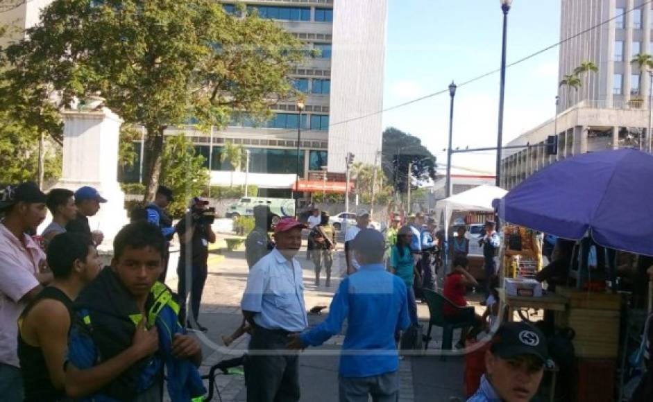 Elementos policiales tuvieron que desalojar a algunas personas que se encontraban en el parque de San Pedro Sula.